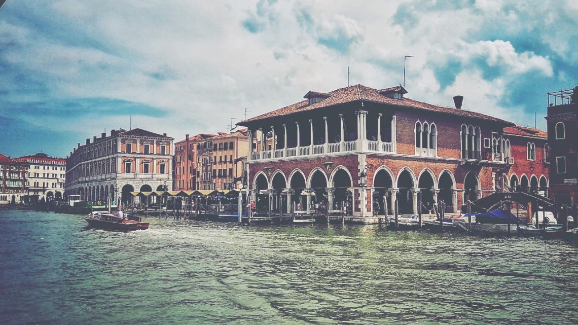 Venezia - Blick auf den Mercato di Rialto vom Canal Grande
