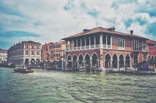 Venezia - Blick auf den Mercato di Rialto vom Canal Grande
